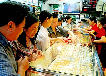 Local gold prices increase slightly by VND10,000-20,000 per tael