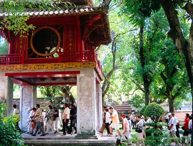 Travel agents rush to cut local tour costs