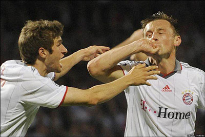 欧冠联赛拜仁完胜里昂进军决赛