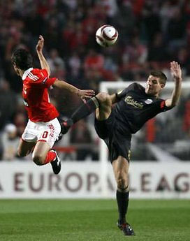 本菲卡队２：１击败利物浦队