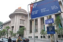 Phải niêm yết công khai lãi suất cho vay VND