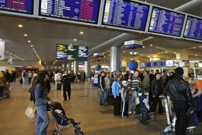 Moscou des policiers rackettaient des passagers de l aéroport Domodedovo