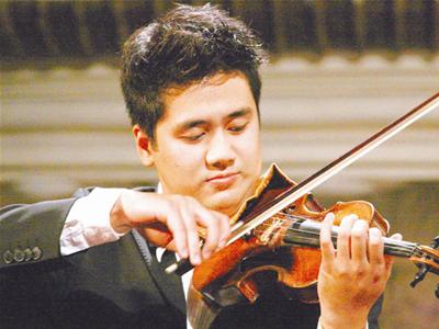 Nghệ sĩ violin Bùi Công Duy biểu diễn tại thành phố Hồ Chí Minh