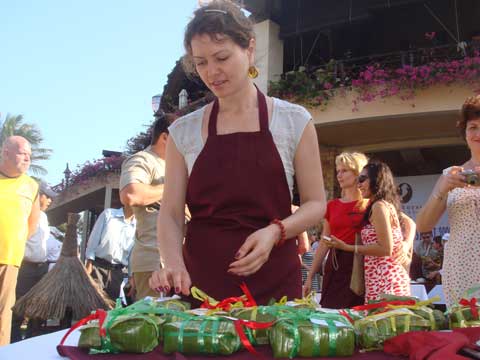 International tourists take part in Chung cake wrapping competition