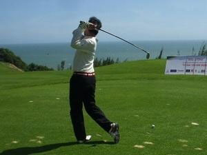 高尔夫球慈善赛为越南儿童捐款