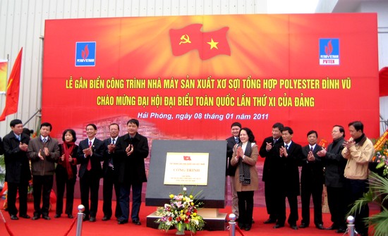 Gắn biển công trình chào mừng Đại hội Đảng toàn quốc lần thứ XI cho Nhà máy PVTEX Đình Vũ