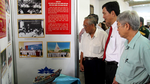Triển lãm về biển, đảo, người chiến sĩ Hải quân và 50 năm truyền thông đường Hồ Chí Minh trên biển