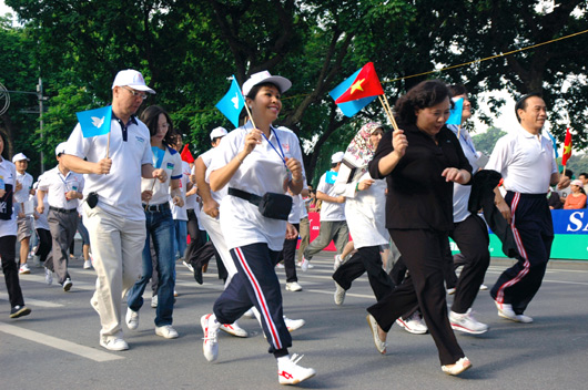 Sôi động Giải chạy Báo Hà Nội mới mở rộng lần thứ 38 - Vì hòa bình - 2011