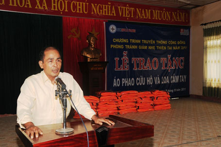 Công ty cổ phần thủy điện A Vương tặng áo phao cứu hộ cho nhân dân