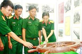 越南“海洋、海岛及海军战士- 海上胡志明之路”展会开展