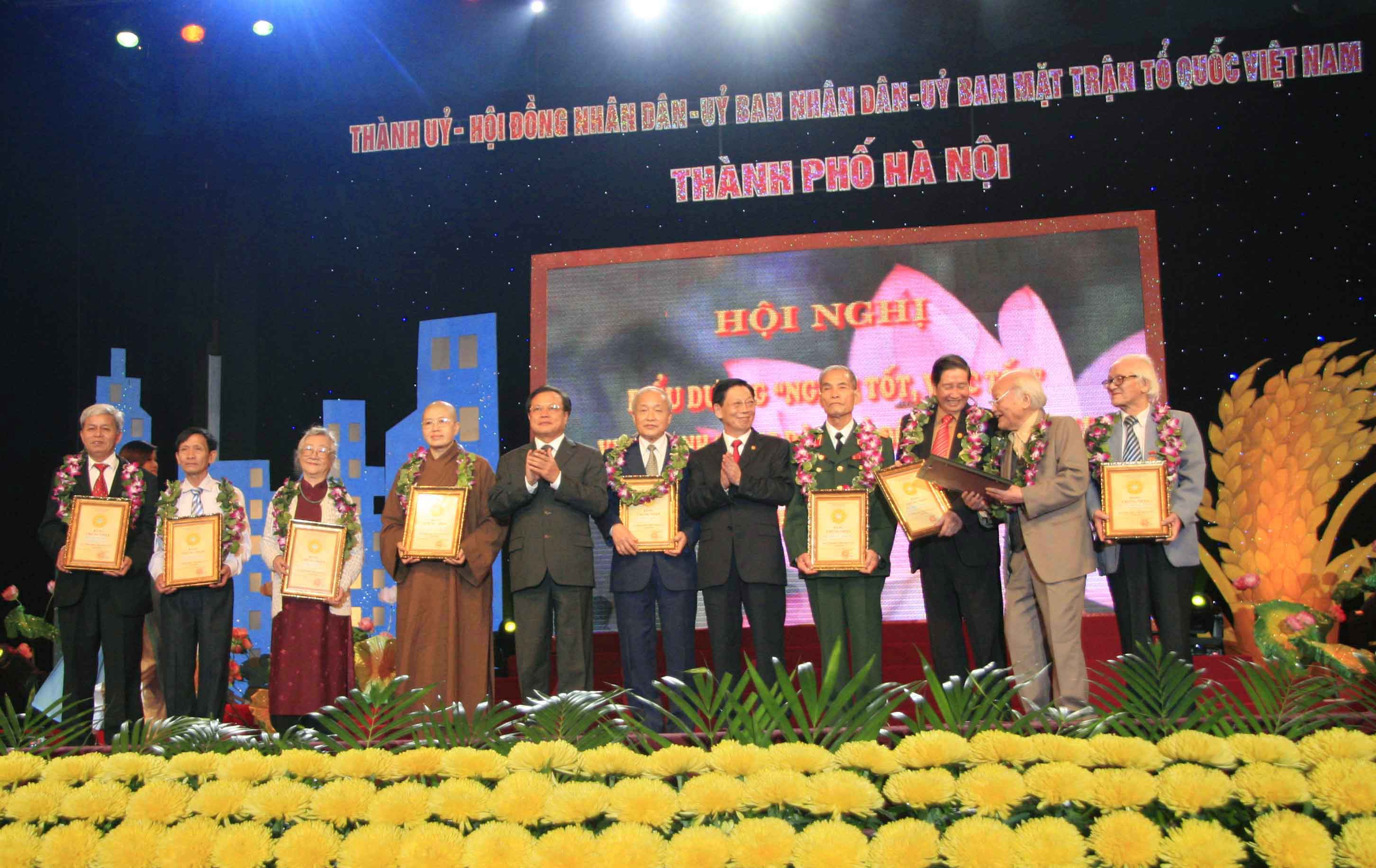 Vinh danh 10 công dân Thủ đô ưu tú năm 2011
