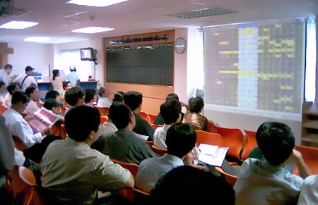 Thanh khoản sụt giảm, giao dịch chứng khoán tiếp tục duy trì ở mức thấp