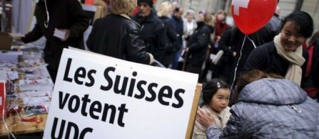 Les Suisses aux urnes pour élire leur parlement, barre à droite