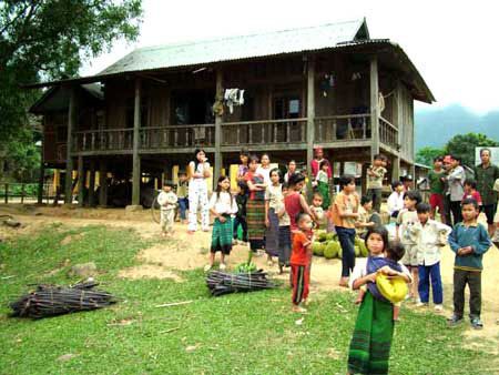 Ống tre tiết kiệm của phụ nữ dân tộc Vân Kiều