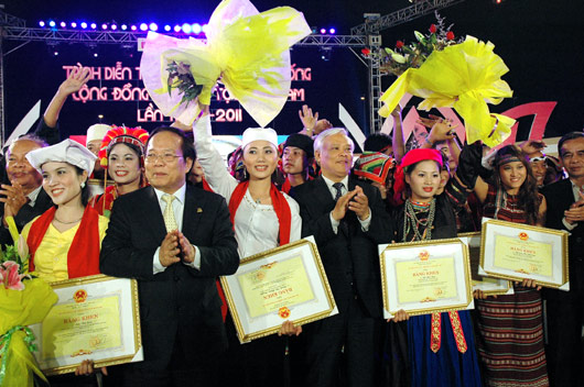 Duyên dáng trang phục truyền thống 54 dân tộc Việt Nam