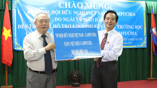 Vì sự nghiệp giáo dục trẻ em gốc Việt tại Campuchia