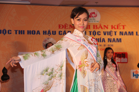 南部地区共有41 名佳丽进入2011年越南民族小姐大赛的决赛轮