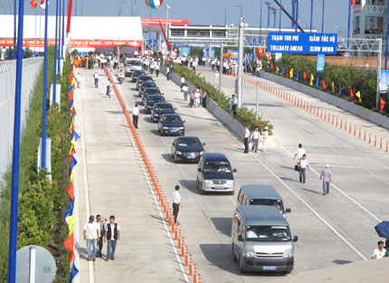 Thu Thiem Tunnel and East – West Highway open for traffic