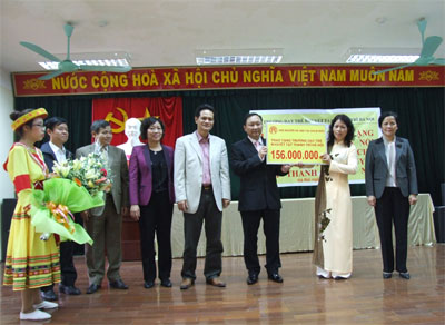 Hội người Hà Nội tại Đức trao quà tặng cho Trường Dạy trẻ Khuyết tật huyện Thanh Trì