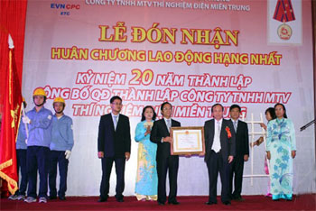 Công ty Thí nghiệm điện miền Trung đón nhận Huân chương Lao động hạng Nhất