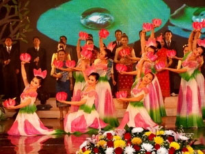 越南-老挝各族人民文化艺术交流晚会在老挝举行