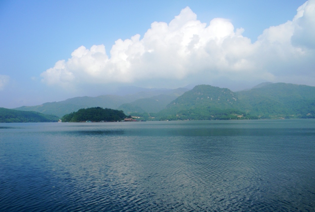 Thung Nai - “Vịnh Hạ Long trên cạn