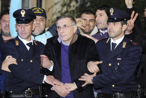 Trùm mafia Italy bị bắt trong hầm bí mật