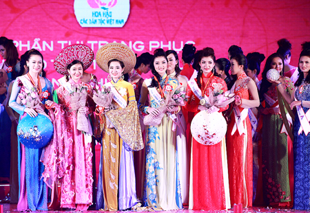 2011年越南民族小姐大赛“百花争艳”