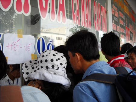 Đầu tháng 1-2012, Bến xe miền Tây TP Hồ Chí Minh bán vé Tết cho hành khách