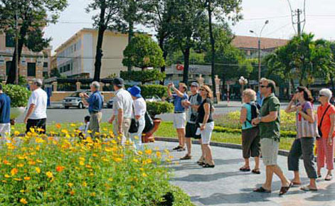 Vietnam receives more than 6 million foreign tourists in 2011