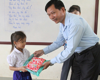Tặng quà cho học sinh Việt kiều tại Campuchia