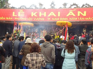 5万名游客参加陈上寺发薪仪式