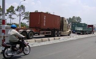 Cảnh báo tình trạng xe container gây tai nạn