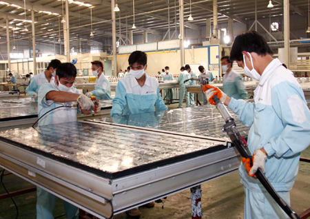 Hanoi s industry kicks off new-year production activities