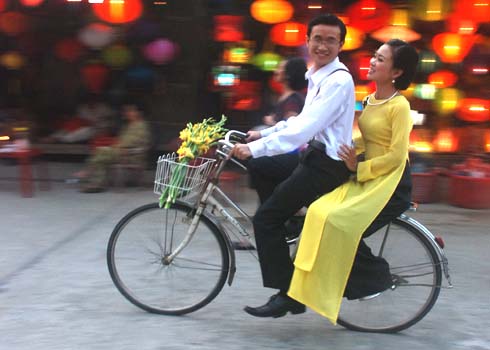 Hoi An’s Old Quarter splendid in flower-garland releasing festival