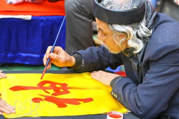 Les couleurs splendides dans la rue ông dô rue des Lettrés