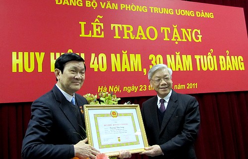 Remise de l’Insigne du Parti au permanent du Secrétariat du PCV