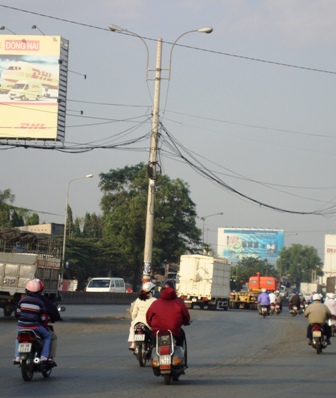 Cột điện giữa lòng đường