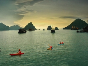 Vote for Ha Long bay by telephone
