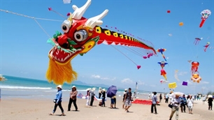 Int’l kite festival draws dozens of nations