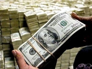 Nhiều người bắt đầu bán USD cho các ngân hàng