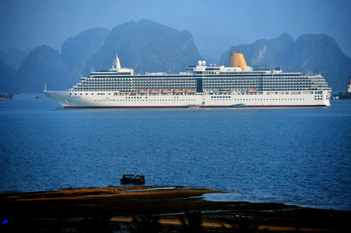 Three luxury cruise ships arrive Ha Long
