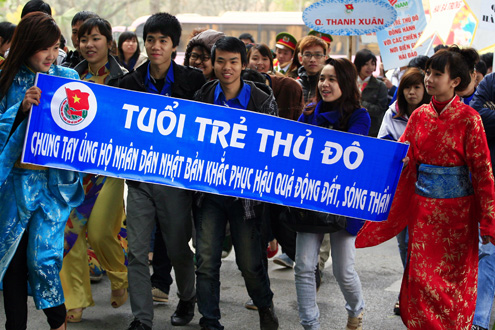 Sinistrés japonais  10 000 jeunes vietnamiens à une marche de soutien