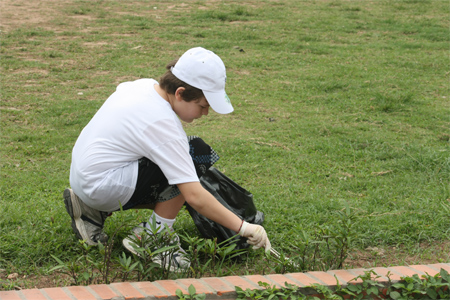 Foreigners participate in cleaning West Lake environment