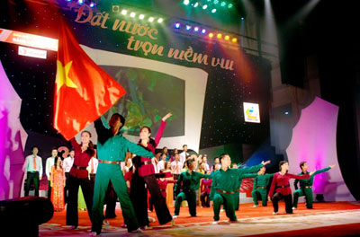 “充满欢乐的祖国”艺术交流晚会：生动地再现 “胡志明战役”
