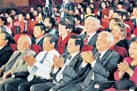 “为了灿烂的未来”艺术交流晚会