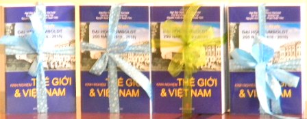 Nhà xuất bản Tri thức tặng sách các trường đại học tại Hà Nội