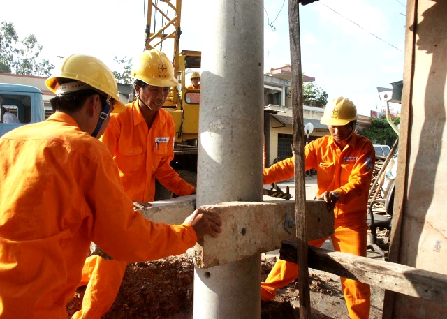 EVN cuts VND 12 5 trillion of investment capital