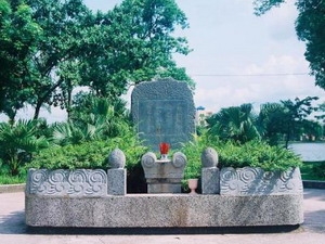 Nam Định Sửa thơ trên bia mộ cụ Trần Tế Xương