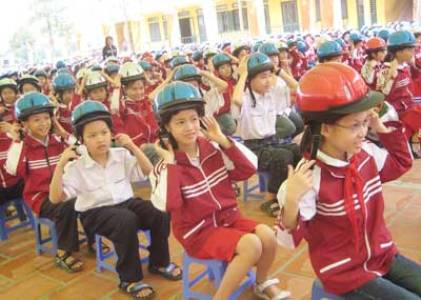 Tặng hơn 30 000 mũ bảo hiểm cho học sinh tiểu học